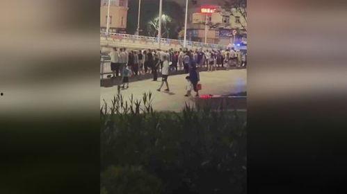 路遇一楼爆破吃瓜群众,吃瓜群众见证惊险一幕